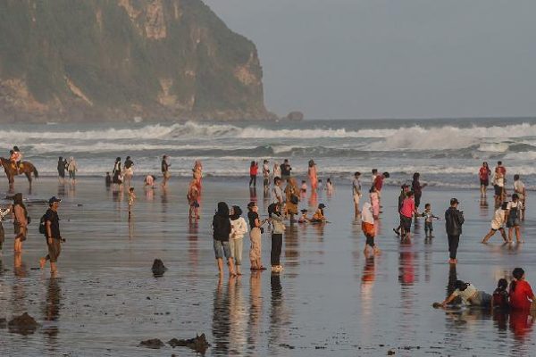 wisatawan menikmati suasana sore di Pantai Parangtritis, Bantul